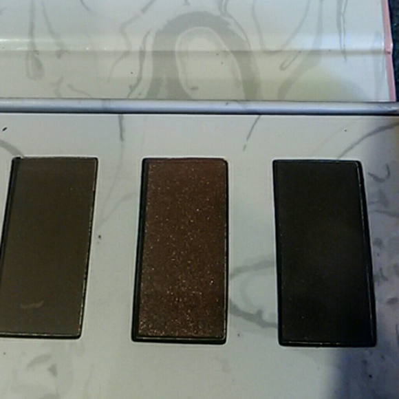 Blush eye shadow pallet - Picture 4 of 7